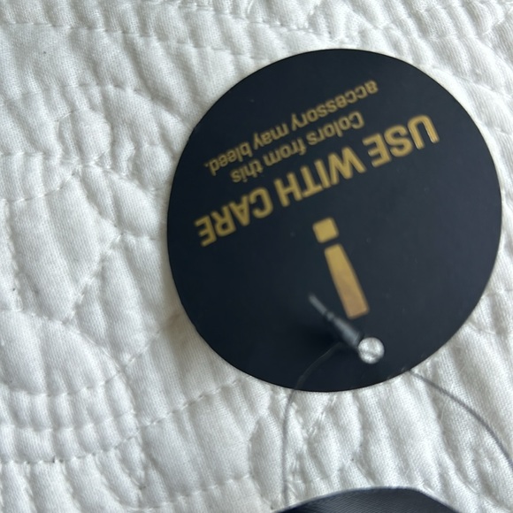 Fenty velvet bag never used an excellent condition. 14“ x 13 “ - Picture 5 of 5